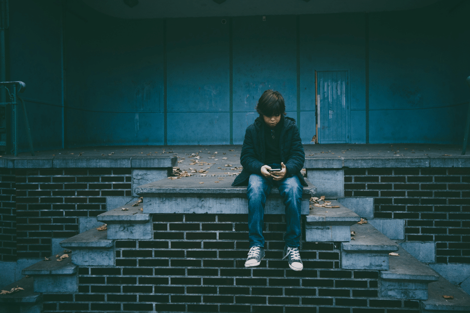 Causes and Signs of Avoidant Attachment in Teens
