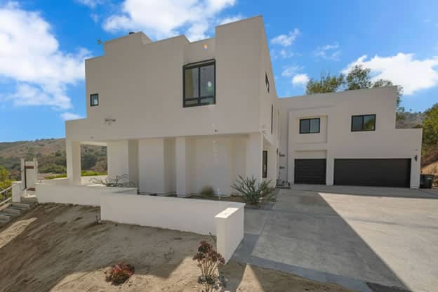 mission-prep-teen-mental-health-treatment-la-reina-entrance