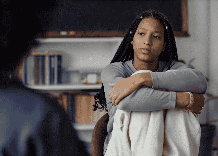 Teenage girl in therapy after showing the 10 signs of C-PTSD