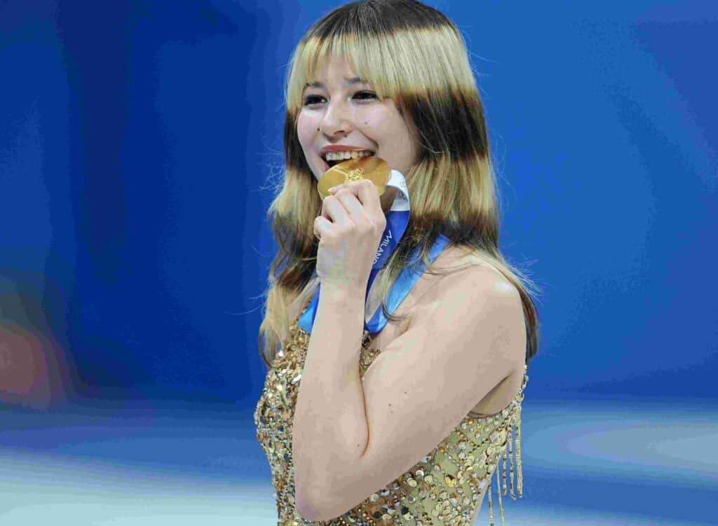 Alysa Liu biting her gold medal