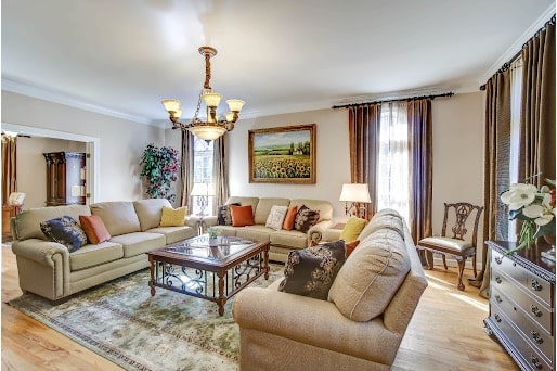 Mission Prep Healthcare treatment facility with a calm, home-like area where teens participate in a structured group therapy session.